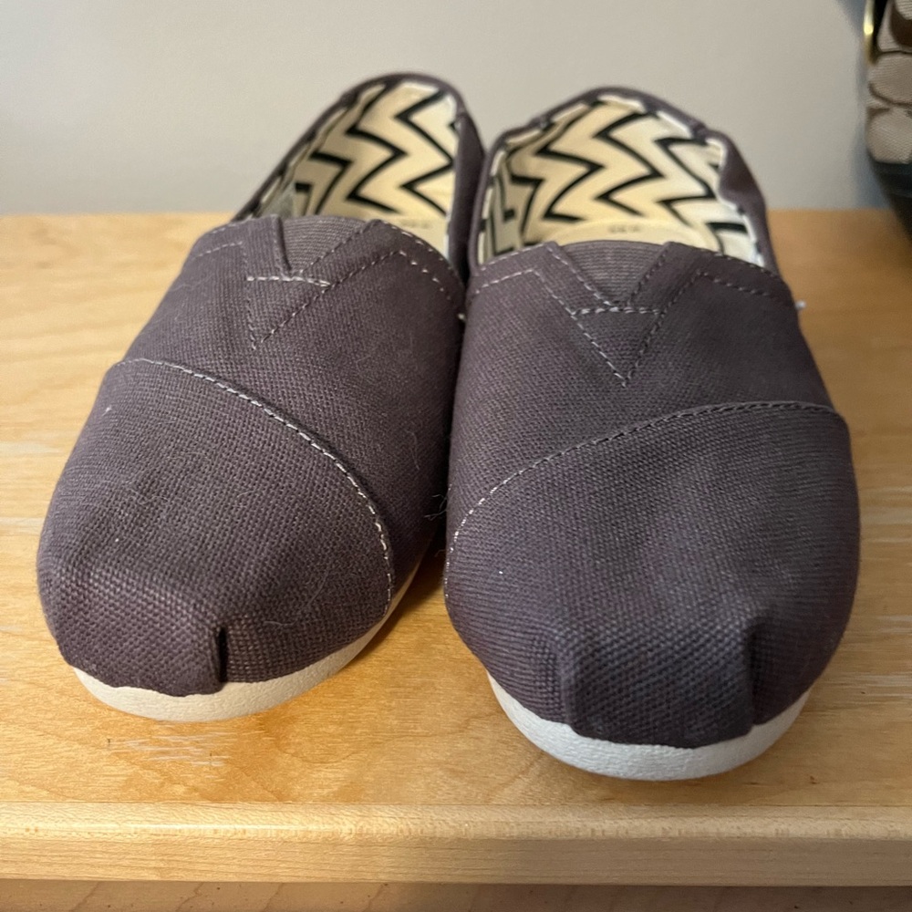 Tom’s canvas slip ons 5.5